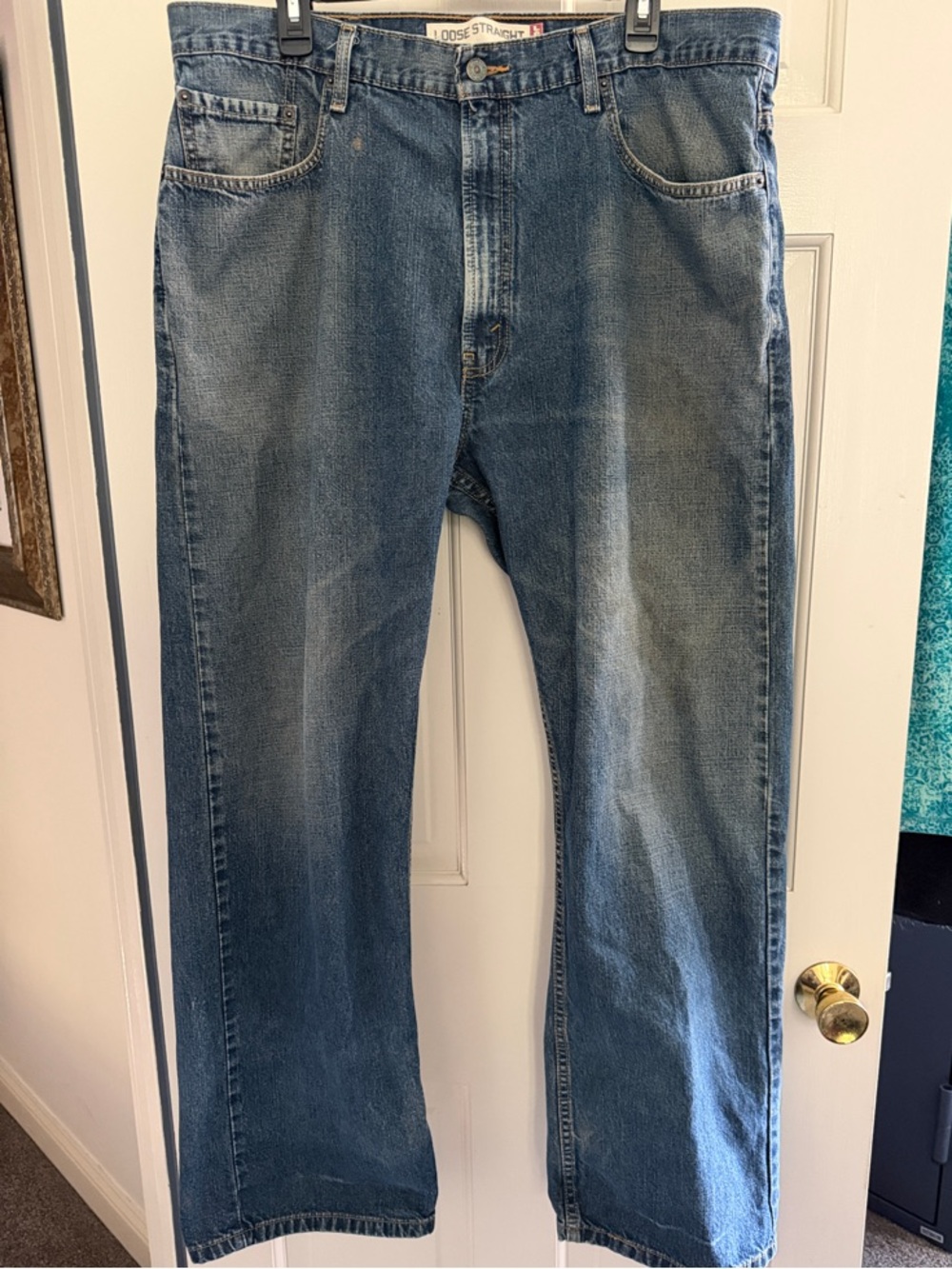 Levi's Relaxed Fit Men's Jeans in Medium Blue Wash